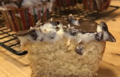 vanilla cupcakes with cannoli cream