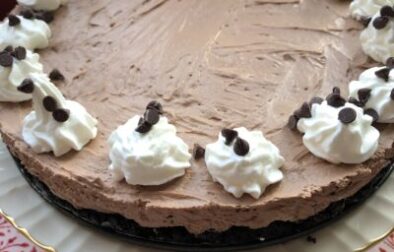 Creamy No Bake Hot Chocolate Cheesecake with Oreo Crust